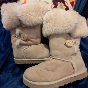 UGG Sand Bailey Button Triplet Size 8